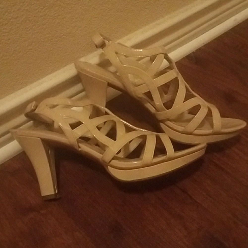 Open-toed strappy sandal heel